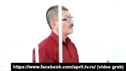 Next TVнын директору Таалай Дүйшөмбиев темир тор артында.