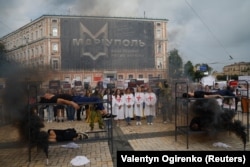 Olenivkában tarották fogva az oroszok áltat elfoglalt Mariupol védőit – és Vita Hannicsot. A képen a mariupoli harcosok rokonai követelik szabadon engedésüket Kijevben 2022. augusztus 4-én