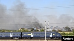 Voz pored požara tokom toplotnog talasa u istočnom Londonu, 19. juli 2022. 