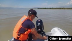 Кызды издеп жүргөн куткаруучулардын бири. Сүрөт Өзгөчө кырдаалдар министрлигинин Фейсбуктагы баракчасынан алынды. 