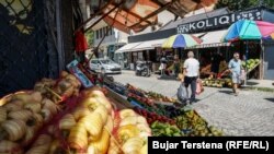 Disa qytetarë duke kaluar pranë Tregut të Gjelbër në Prishtinë. Qytetarët e Kosovës po përballen me rritje çmimesh, teksa inflacioni në qershor arriti në 14.1 për qind.