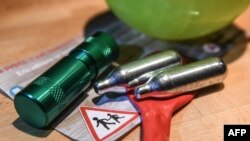 Продажбата на райски газ на деца вече е забранена, но властите се съмняват, че могат да наложат ефективен контрол.