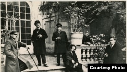 მწერალთა სახლის კიბეები: ლეო ქიაჩელი, პაოლო იაშვილი, ტიციან ტაბიძე, მოსე თოიძე, ვანო რუხაძე, კოტე მაყაშვილი. 