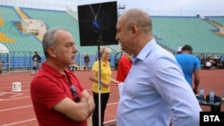 Новият служебен премиер Гълъб Донев и президентът Румен Радев по време на спортно събитие на 14 май 2022 г.