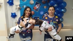 Родителите с близначетата преди да бъдат разделени