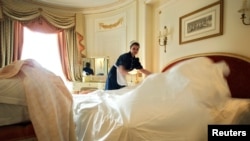 Na hiljade radnika napustile su uslužnu industriju kada su se međunarodna putovanja zatvorila zbog pandemije. (foto: Ritz hotel u Londonu)