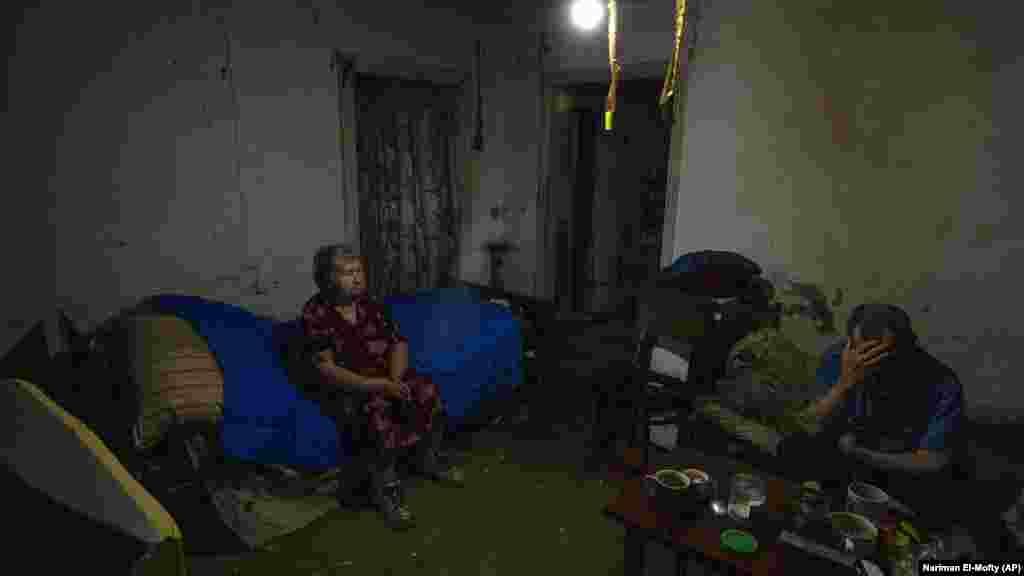 Tamara Markova, 82, sjedi sa sinom Mikolom Riaskovom nakon povratka u njihov dom u selu Malotaranivka, blizu Kramatorska, u istočnoj Ukrajini.