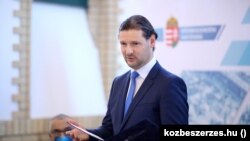 Kovács László a Közbeszerzési Hatóság elnöke nem akar együttműködni a TI Magyarországgal, mert szerinte a szervezet nem független és nem objektív. Majd, ha az lesz, akkor dolgoznak velük. 