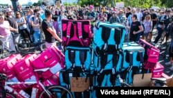 A hétfő reggeli demonstrációt a zömében katázó futárok szervezték a Margit hídra