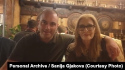 Sanija me djalin e saj, Edonin - Fotografi nga arkivi i Sanijas.