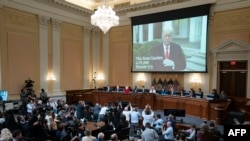 O înregistrare video cu președintele Donald Trump e difuzată în timpul audierii din 21 iulie 2022.