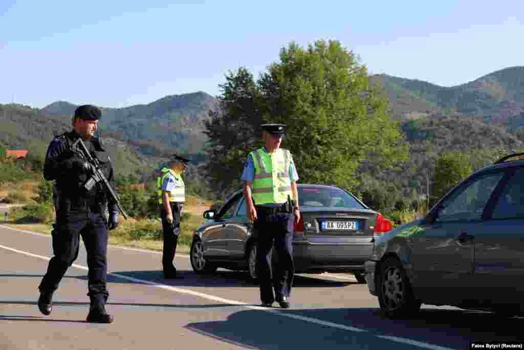 Policët e Kosovës duke kontrolluar automjetet në Zupçë.