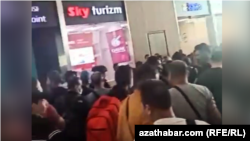 Очередь у авиакассы в аэропорту Стамбула (иллюстративное фото) 