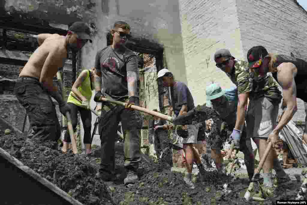 Većina volontera je u 20-im i 30-im godinama i dolaze iz Kijeva, koji je udaljen otprilike dva sata vožnje. Neki od volontera došli su iz Njemačke, Sjedinjenih Država, Portugala i drugih zemalja.