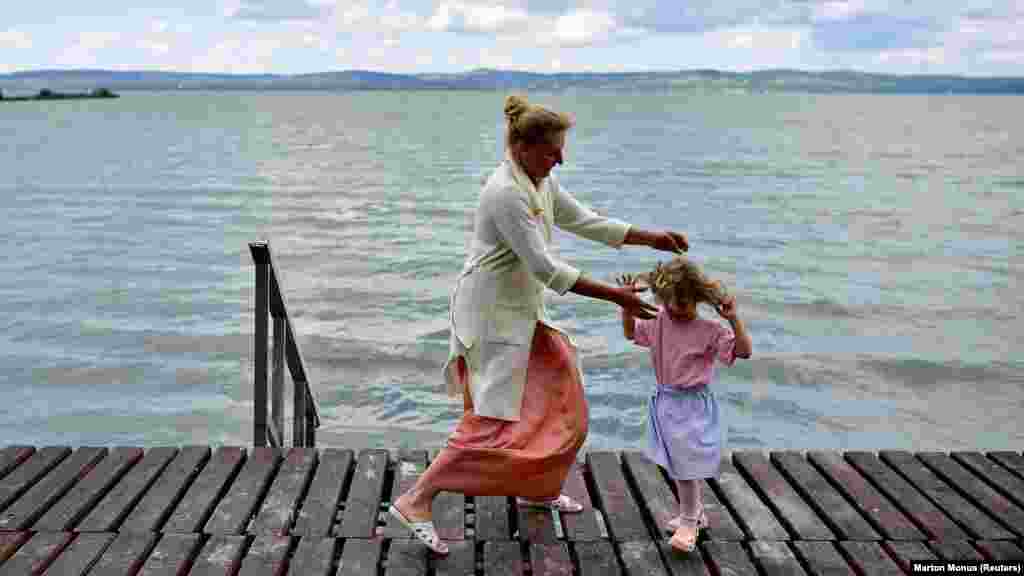 Az ukrán haszid zsidó menekült Olha Malka kislányával játszik a Balatonnál. A Machne Chabad az egykori pártüdülőben ideiglenes szállást biztosít az Ukrajnából érkező haszid menekülteknek.&nbsp;