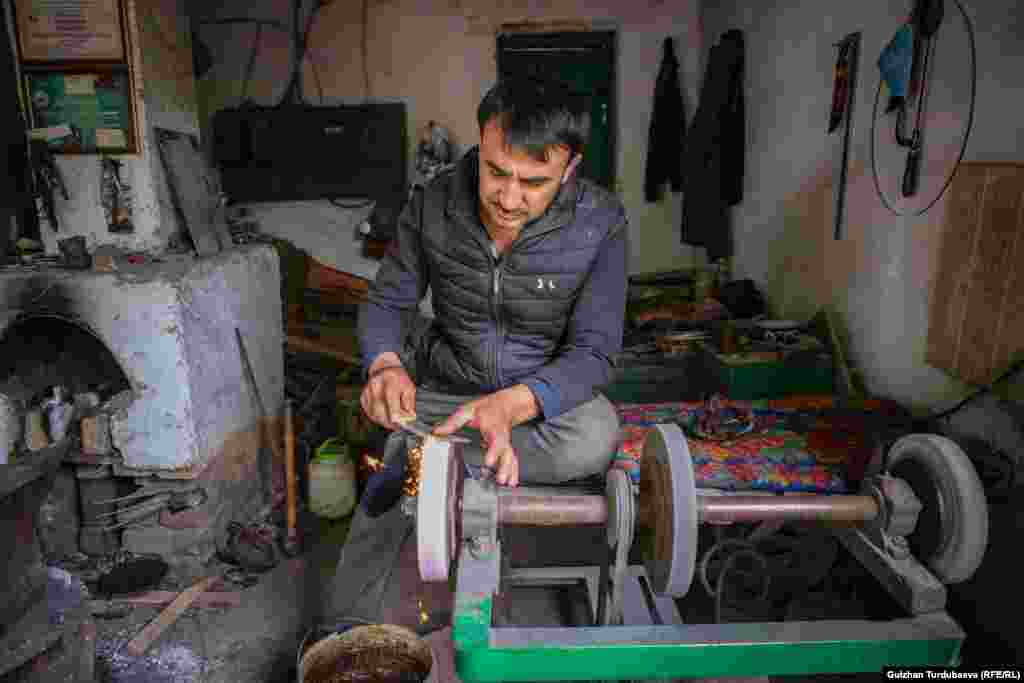 Бахрам Ашуров бул базардагы бычак жасаган жалгыз уста. Бул өнөрдү атасынан үйрөнгөн.