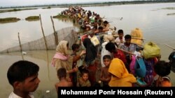 Біженці-рохінджа чекають човна, щоб переправитись через річку Наф, Текнаф, Бангладеш 7 вересня 2017 року