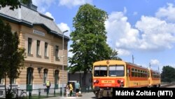 A felújított kenderesi vasútállomás a Kál-Kápolna–Kisújszállás vonalon 2020. június 3-án