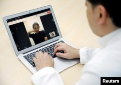 Një mjek duke e kontrolluar pacienten e tij nga distanca. Fotografi ilustruese nga Japonia.