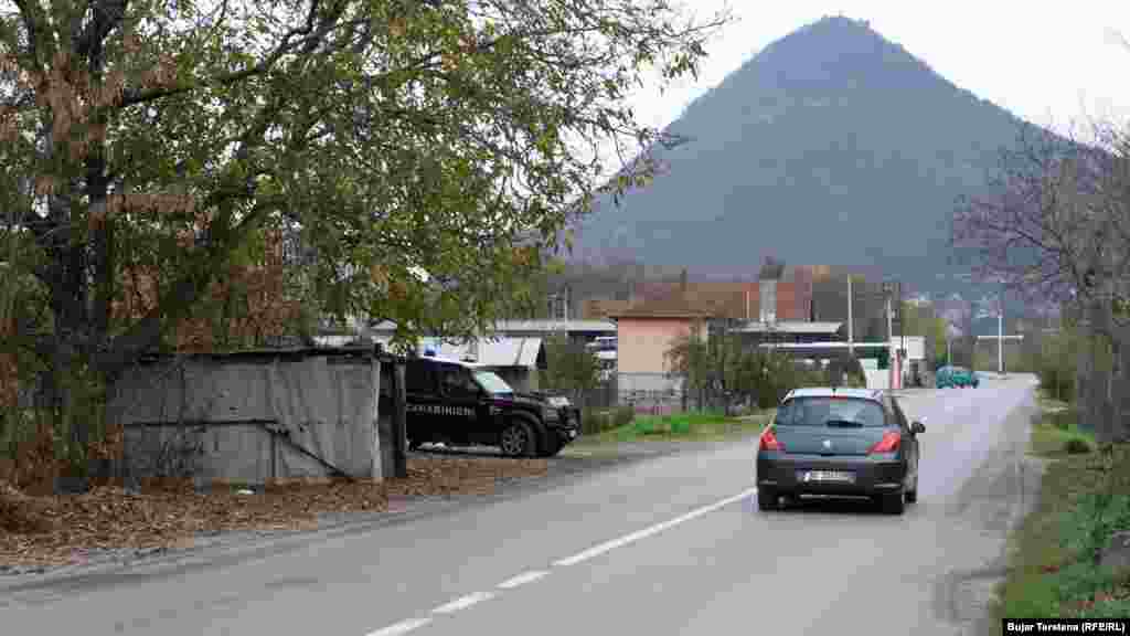 Misioni i NATO-s në Kosovë, KFOR, më herët ka thënë se mund të ndërhyjë nëse rrezikohet stabiliteti në veri të vendit. Më 7 nëntor në veri u panë patrulla të xhandarmërisë së Italisë.&nbsp;