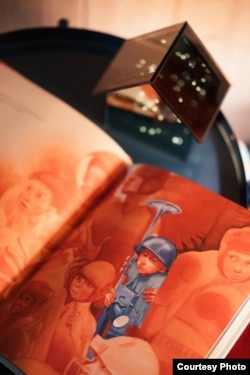 صفحه‌ای از ترجمۀ روسی کتاب «سرباز کوچک»