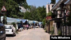 Стихийный рынок возле железнодорожного вокзала переместили на пару километров вглубь промзоны