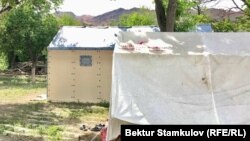 Кыргыз-тажик чек арасындагы "Достук" айылындагы чатырлар. Баткен району. Сентябрь, 2021-жыл.