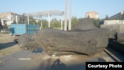 Повалений пам'ятник Леніну, Маріуполь, 15 серпня 2014 року (Фото з сайту «0629»)
