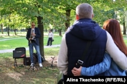 Переселенець із Маріуполя Євген Танов грає на саксофоні