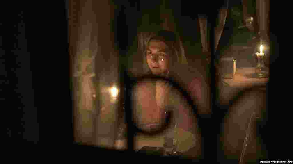 Oroszország az elmúlt hónapban Ukrajna energetikai infrastruktúrájának támadására összpontosított, ami országszerte áramhiányt és áramkimaradásokat okozott. Kijevben vasárnap óránként voltak áramkimaradások a város és a környező régió egyes részein. A képen egy kijevi kávézó vendégei gyertyafénynél, november 4-én.