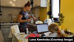 Uobičajeni dan Lena počinje pečenjem palačinki za Mašu koja se priprema za online časove svoje ukrajinske škole koju pohađa iz Budve, u Crnoj Gori.