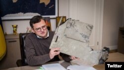 دمیترو کولبا، وزیر امور خارجه اوکراین در نشست گروه هفت قطعاتی از یک پهپاد «ساخت ایران» را که اخیراً کی‌یف را هدف قرار داده است، نشان داد.