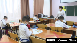 Ученики одной из школ в в Кыргызстане. Иллюстративное фото. 
