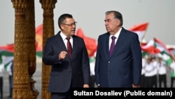 Садыр Жапаровду Дүйшөмбү аба майданында тажик президенти Эмомали Рахмон тосуп алды.
