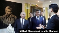 Владимир Путин менен Сооронбай Жээнбеков Чыңгыз Айтматов атындагы үй-музейде. 28-март, 2019-жыл. Бишкек, Кыргызстан.
