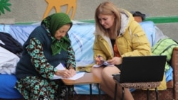 Cum îi ajută voluntarii pe bătrânii din sate să completeze cererile pentru compensații