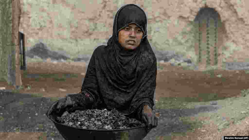 Sondazhi i Save the Children vuri në dukje se situata për vajzat është veçanërisht shqetësuese. Vajzat kanë më shumë se dy herë gjasa më të mëdha që të jenë jashtë shkollës dhe gati dy herë më shumë të ngjarë të shkojnë në shtrat të uritura në krahasim me djemtë.