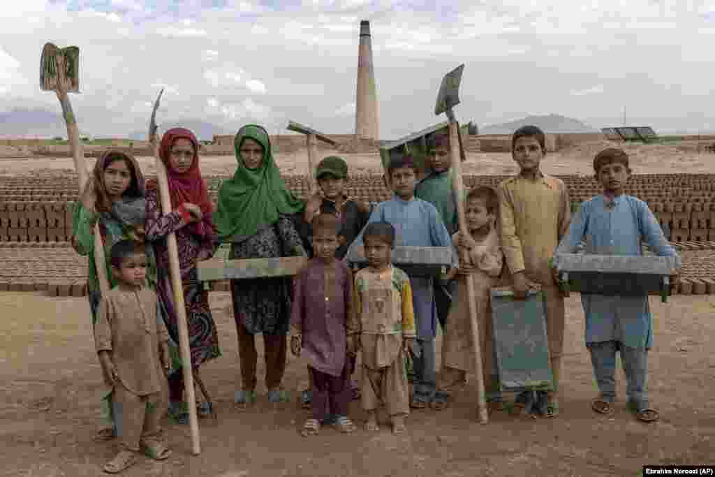 Sondazhi, gjithashtu, vuri në dukje kolapsin e shpejtë të mjeteve të jetesës së afganëve. Në qershor, 77 për qind e familjeve të anketuara raportuan se kishin humbur gjysmën e të ardhurave ose më shumë krahasuar me një vit më parë, nga 61 për qind sa ishte në dhjetor.