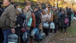 Locuitorii Kievului au format cozi, luni, pentru a-și procura apă, după ce atacurile Rusiei de luni au afectat alimentarea cu energie și apă din locuințe.