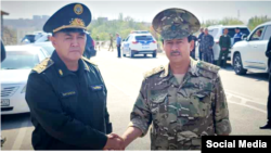 Главы ГКНБ Кыргызстана и Таджикистана Камчыбек Ташиев (слева) и Саймумин Ятимов. 16 сентября 2022 года.