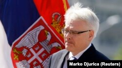 Bivši hrvatski predsjednik Ivo Josipovic prolazi pored zastave Srbije tokom ceremonije dobrodošlice u Beogradu, 18. juli 2010.