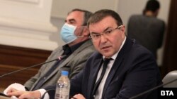 Министърът на здравеопазването Костадин Ангелов и главният здравен инспектор Ангел Кунчев (вляво)