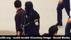 Человек в «черной маске», замеченный в ходе рейда на одном из базаров в Узбекистане.