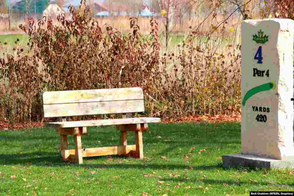 Ар бир аянтта Par 4 yards 420 , Par 5 yards 357 өңдүү жазуулар болот.&nbsp; Ал аралыкты канча аракет жасоо менен топту чаап уячага киргизиш керек деген көрсөтмө. Мисалы Par 4 &nbsp;yards 420 деген жазуусу бар аянтта 440 метр аралыкты&nbsp;төрт жолу чаап уячага киргизсе болот. Эскертүү: 1 ярд = 0,9144 метр 