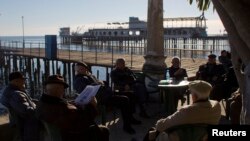 Как правило, люди старшего поколения признают только ту газету или журнал, страницами которых можно пошелестеть и которые могут пахнуть типографской краской