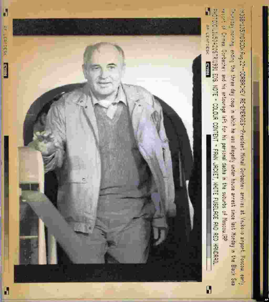 Gorbačov se vratio u Moskvu 22. avgusta nakon što je tri dana bio zarobljen na Krimu