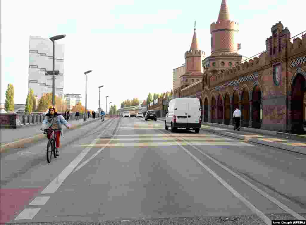 Un punct de control la podul Oberbaum peste râul Spree, fotografiat în octombrie 1976.&nbsp;