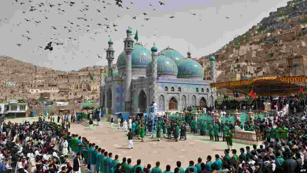 Njer&euml;zit mbledhen p&euml;r ceremonin&euml; e Vitit t&euml; ri pran&euml; Sakhi Shrine n&euml; Kabul.