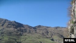 Инициативу силовиков поддерживают абхазские ученые. Они считают чуждой национальной культуре традицию установки траурных знаков вдоль дорог