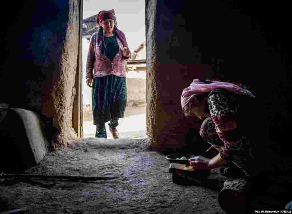 Сестра Зарины готовит салат под присмотром матери .